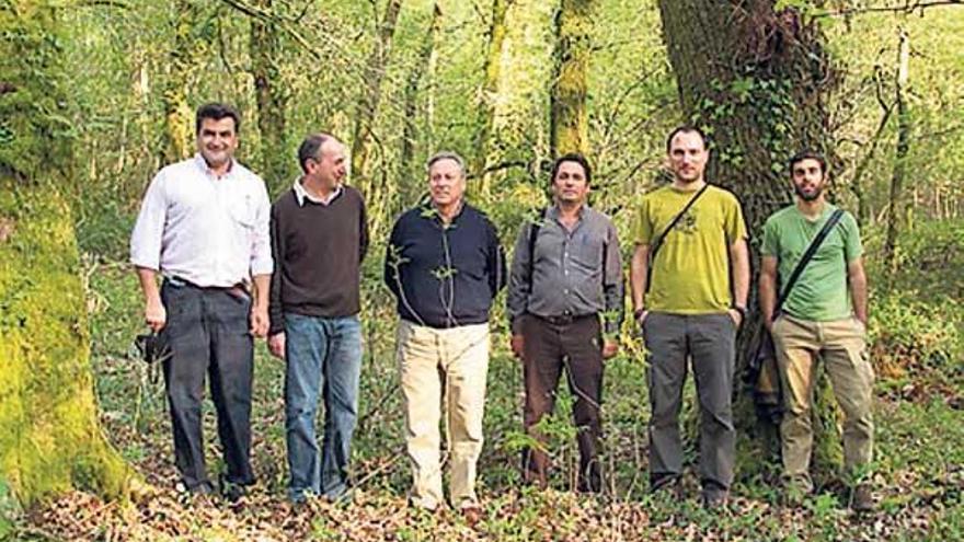 Miembros de las asociaciones en montes de Bueu y Marín.  // Drosera