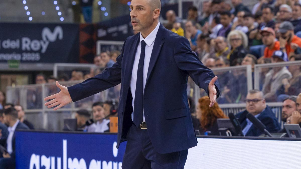 Peñarroya se lamenta de una acción del encuentro ante La Laguna Tenerife