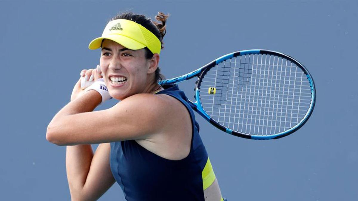 Muguruza devuelve un golpe ante Anna Kalinskaya.