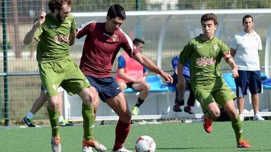 Pontevedra y Sporting, en su cita de ayer en A Xunqueira. // R. V.