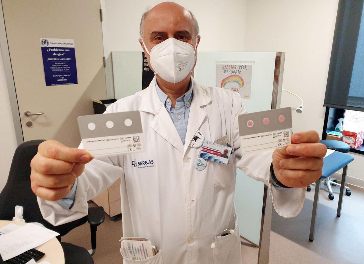 El doctor Luis Morano Amado, en su consulta en el hospital Álvaro Cunqueiro.  / MARTA G. BREA