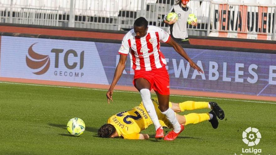 Iván Calero se rompe el ligamento cruzado anterior.