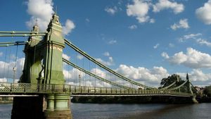 ¿Per què s’ha embolicat amb làmines de plata el pont més famós de Londres?