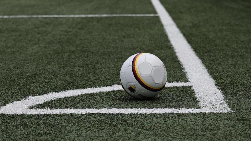 Un futbolista del Binissalem, hospitalizado tras chocar contra un muro durante un partido de tercera división