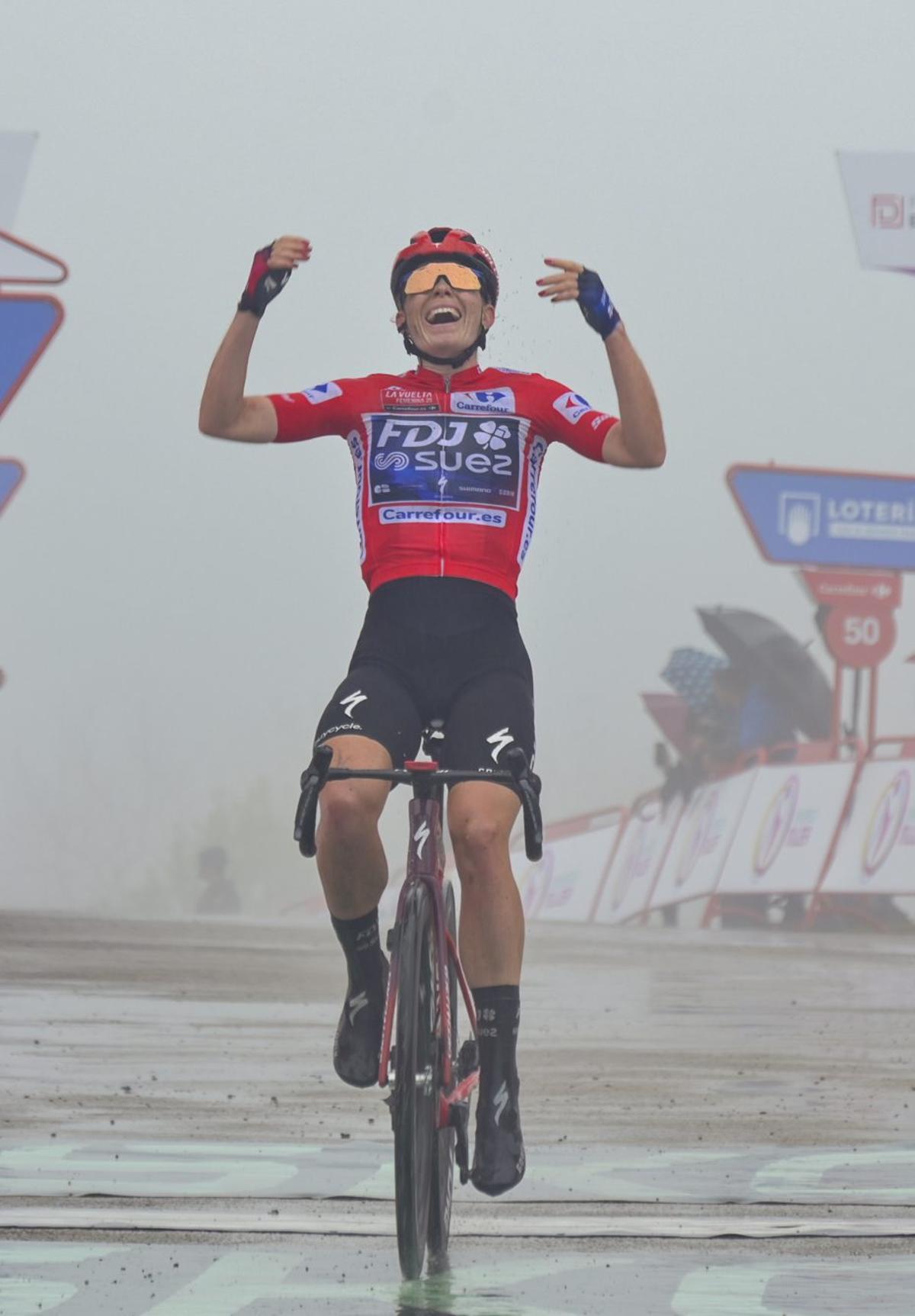 Demi Vollering levanta los brazos en la cima de Cotobello.  |