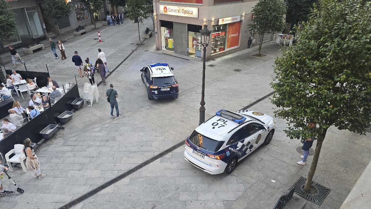 Patrullas de la Policía Local y Nacional en la plaza de Galicia.