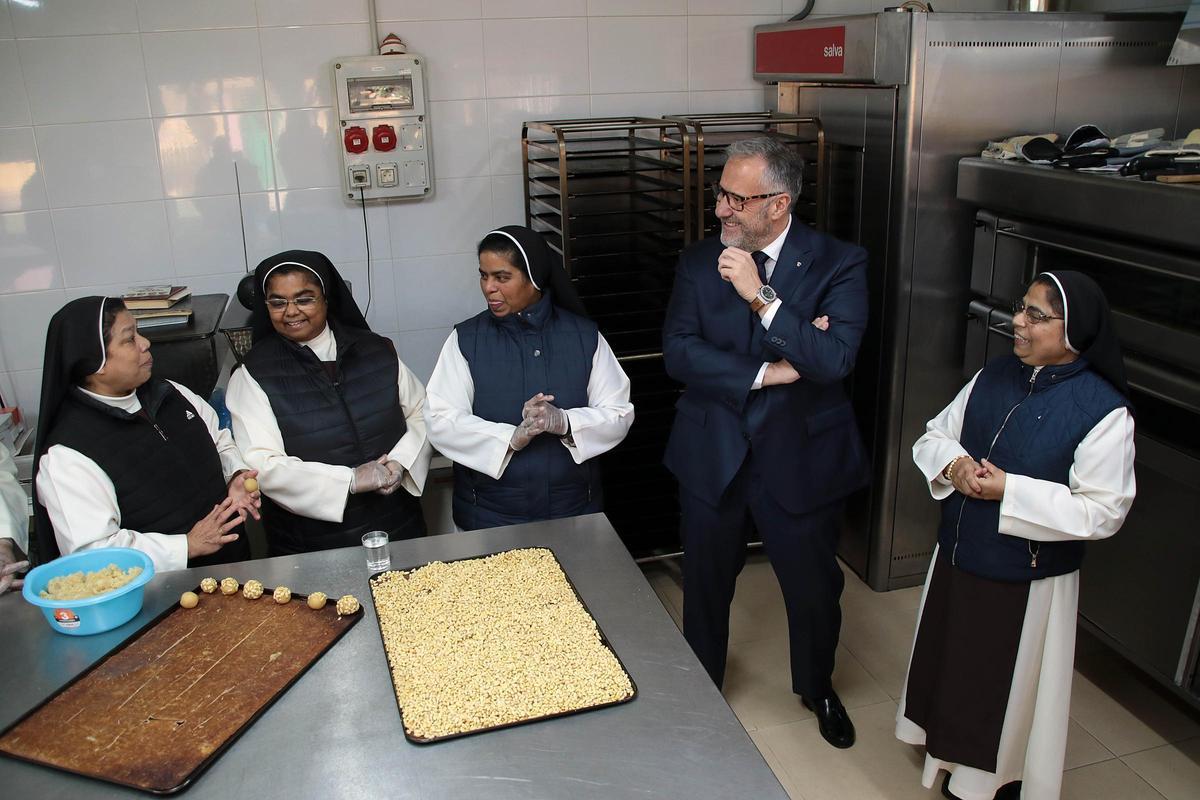 El presidente de las Cortes y de la Fundación de Castilla y León, Carlos Pollán, presenta la feria de convento "Dulce Tentación". , junto al director de la entidad, Juan Zapatero, en Toral de los Guzmanes (León).