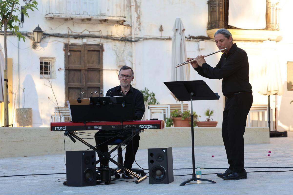 Actuación de Nost ergo sum duet, formado por Adolfo Villalonga y Antoni Riera.