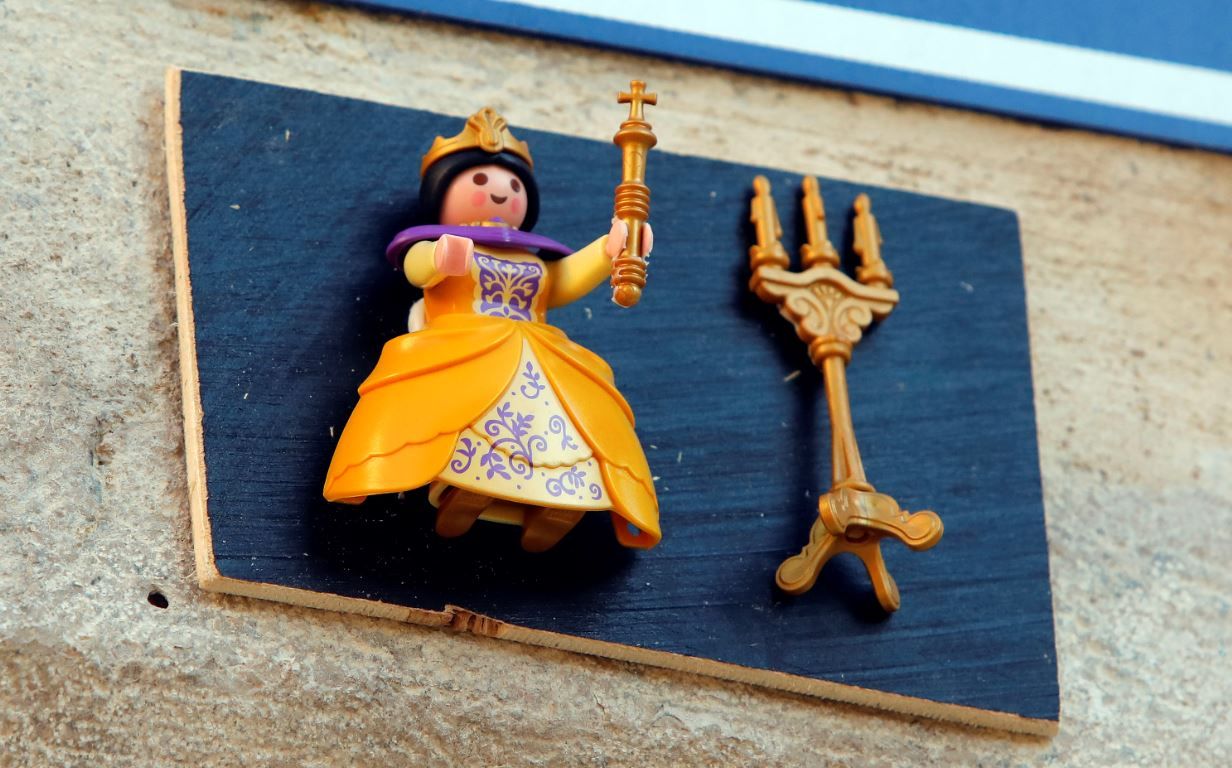 Figuras de Playmobil adornan las placas de calles en el centro de València