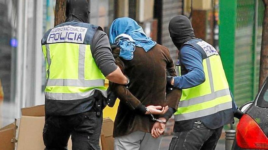 Agents de la Policia Nacional amb un dels arrestats a Vallecas