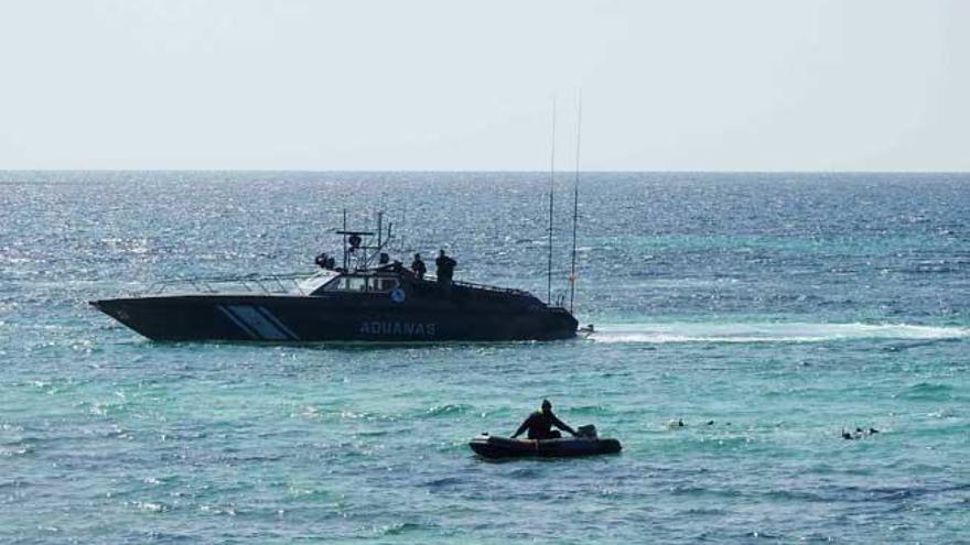 La lancha de Aduanas y vaios submarinistas de la Guardia Civil inspeccionaron ayer toda la zona de Migjorn.