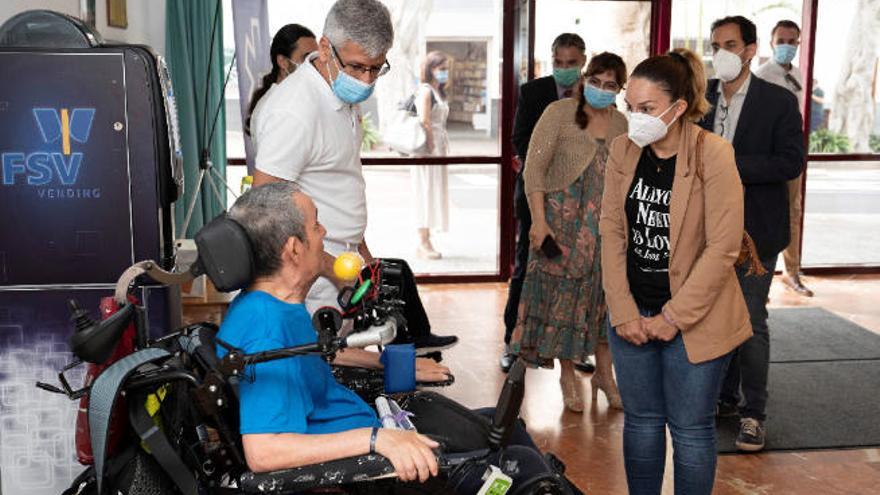 Noemí Santana, durante su visita al centro para personas con discapacidad física (CAMF) de El Sauzal.