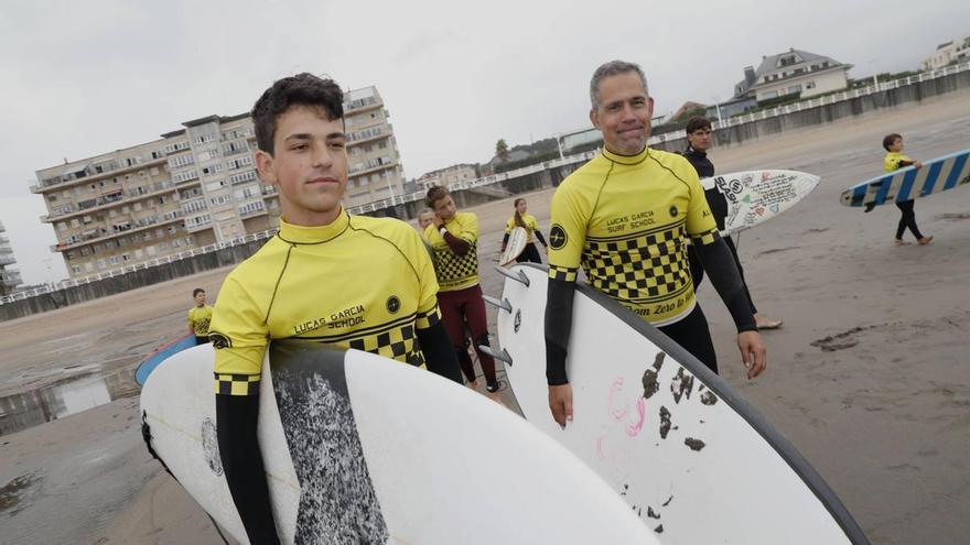 Las escuelas de surf de Salinas celebran una temporada "más larga" y "con más extranjeros": "Este verano, mejor que nunca"