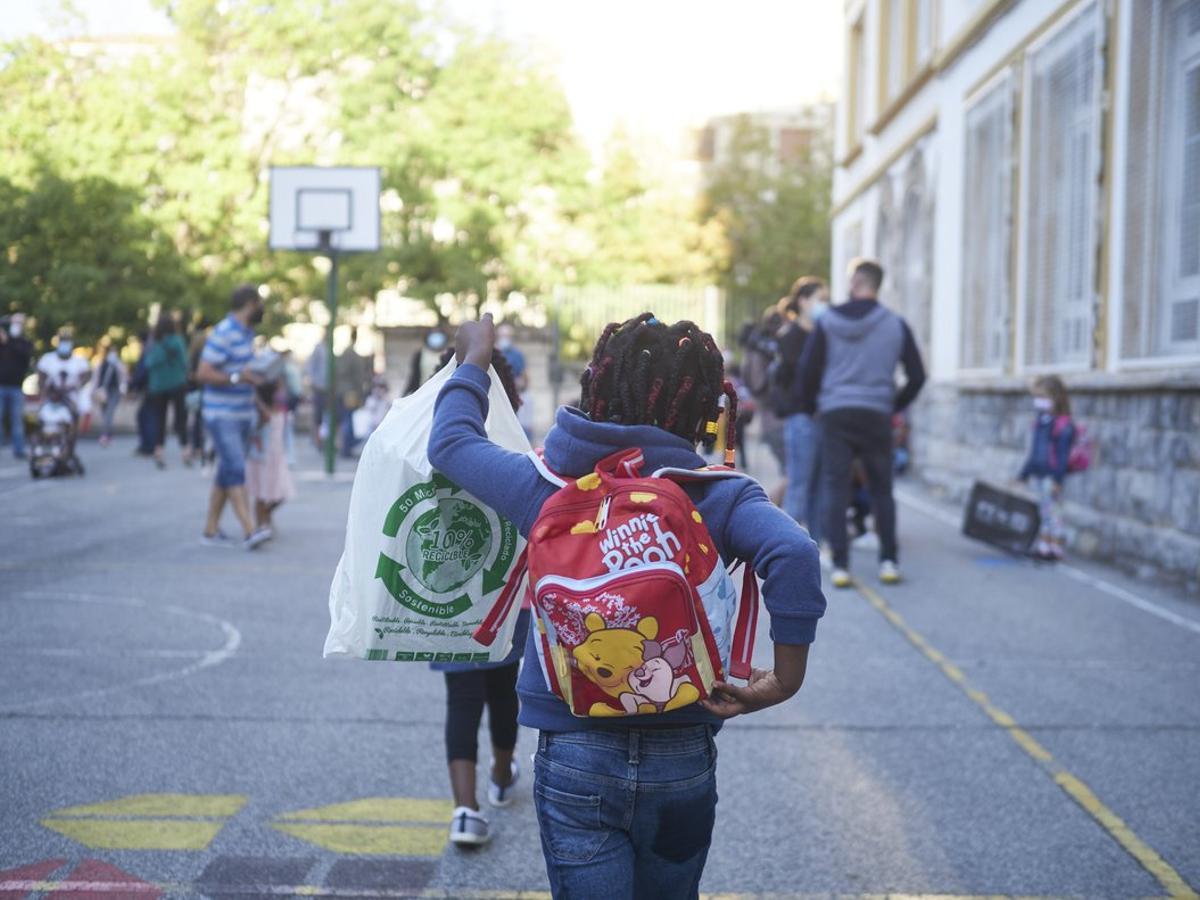 En el primer dÃa de colegio del curso escolar 2020-2021, niños guardan la distancia de seguridad en el Colegio Público VÃctor Pradera en Pamplona, Navarra (España), a 4 de septiembre de 2020. Desde que finalizase el pasado curso por la COVID-19, el departamento de Educación del Gobierno de Navarra elaboró un protocolo el pasado mes de junio, que los centros de la región han tenido que implantar para preservar la salud de docentes y alumnado. En el primer dÃa de colegio del curso escolar 2020-2021, niños guardan la distancia de seguridad en el Colegio Público VÃctor Pradera en Pamplona, Navarra (España), a 4 de septiembre de 2020. Desde que finalizase el pasado curso por la COVID-19, el departamento de Educación del Gobierno de Navarra elaboró un protocolo el pasado mes de junio, que los centros de la región han tenido que implantar para preservar la salud de docentes y alumnado.