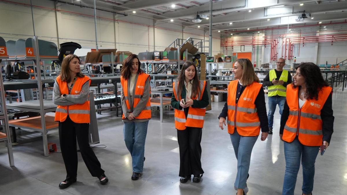 La consejera Conchita Ruiz en su visita a una empresa con plan de igualdad.