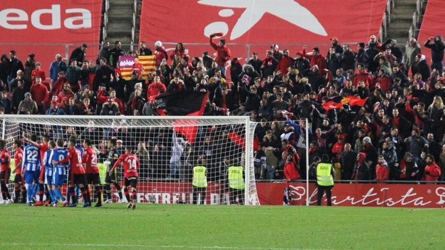 Ein Fanblock beim Spiel Real Mallorca gegen Deportivo La Coruña.