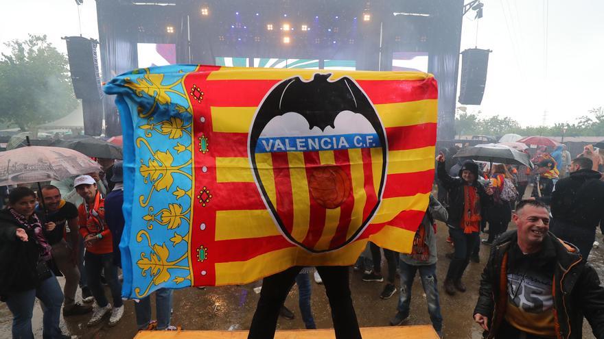 La afición del Valencia CF vibró y sufrió con sus ídolos en Valencia y en Sevilla