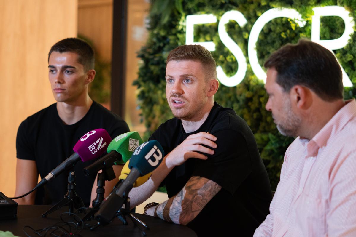 José Tirado, Júlio Zanotto y Rodrigo Monteiro durante el acto de presentación.