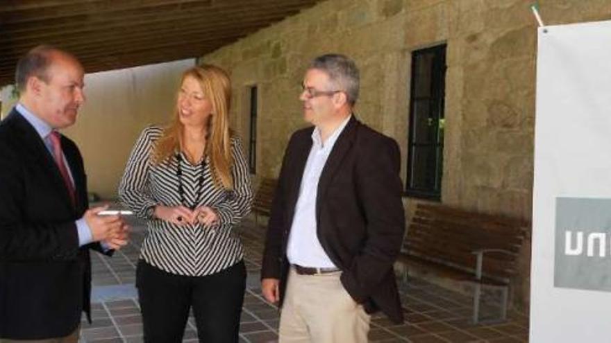 Moisés Rodríguez, Beatríz Rodríguez y José Monte, en el porche del Aula de la UNED.  //  E.G.