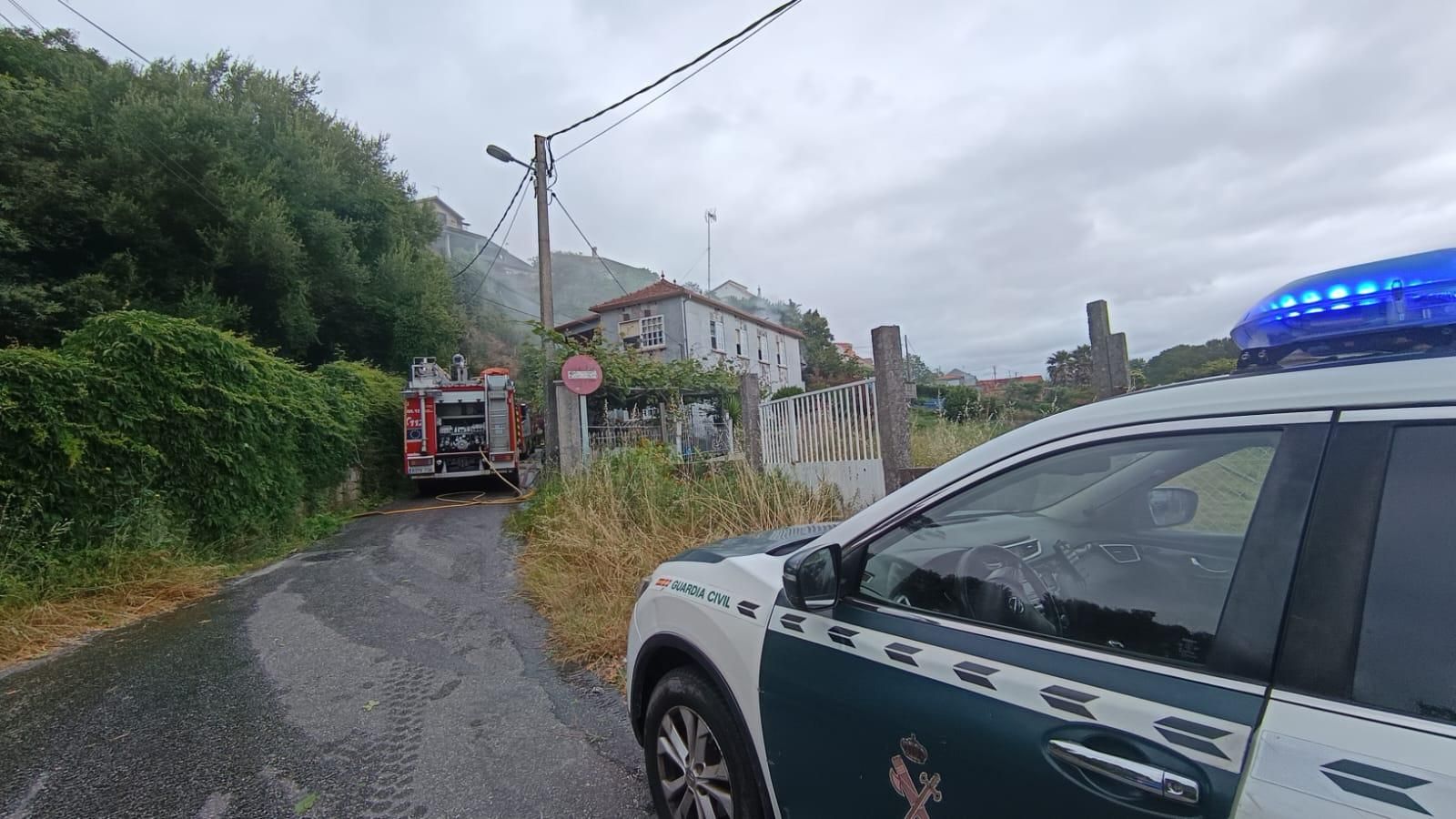 Arde la planta alta de una vivienda en Areamilla en Cangas