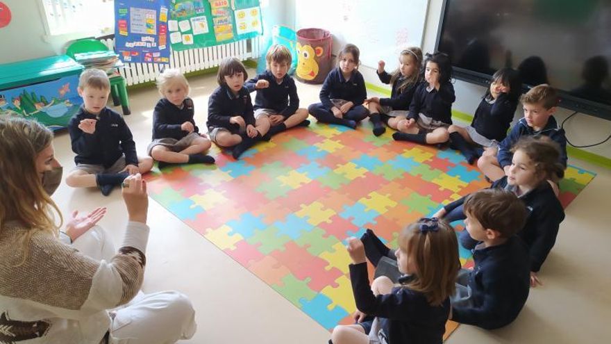 Alumnos de Infantil de Palacio de Granda durante una sesión de mindfulness. | foto cedida a Lne