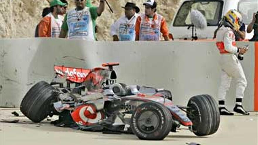 Hamilton sale ileso de un espectacular accidente en los entrenamientos libres de Bahréin