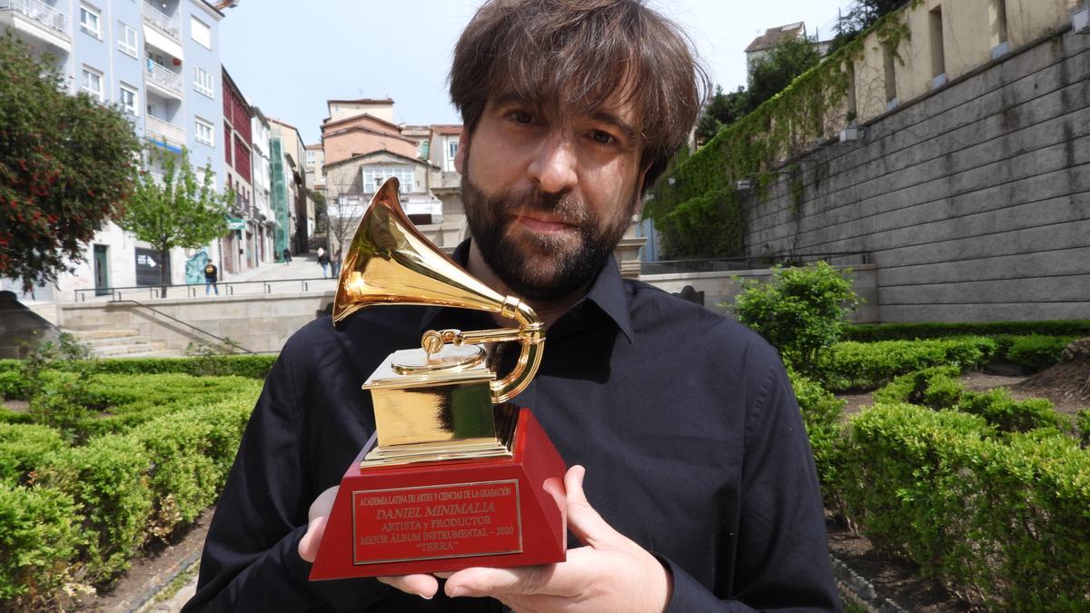 Daniel Minimalia, con su Grammy Latino en As Burgas, en abril de 2021.