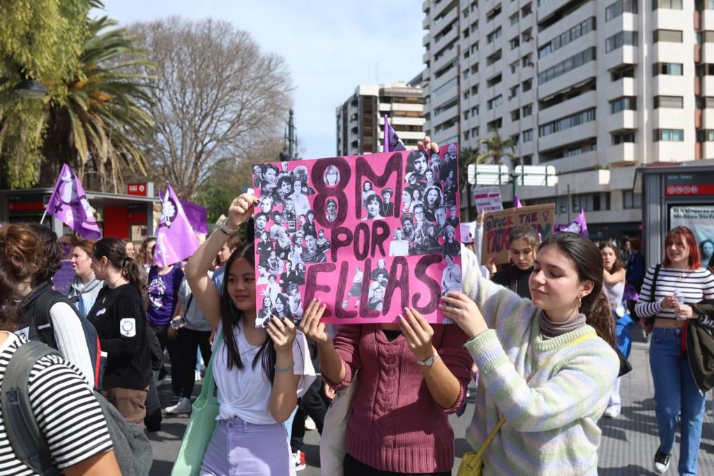 Las estudiantes toman las calles de València en el 8M