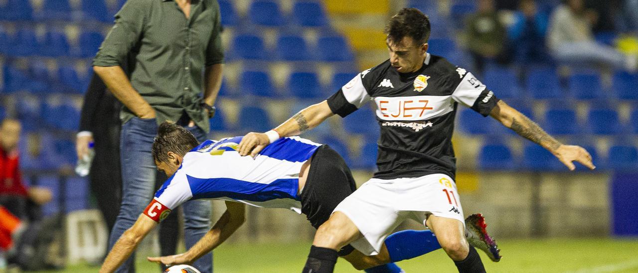 Jaume Pascual (dreta) en plena lluita amb el jugador de l&#039;Hèrcules Míchel