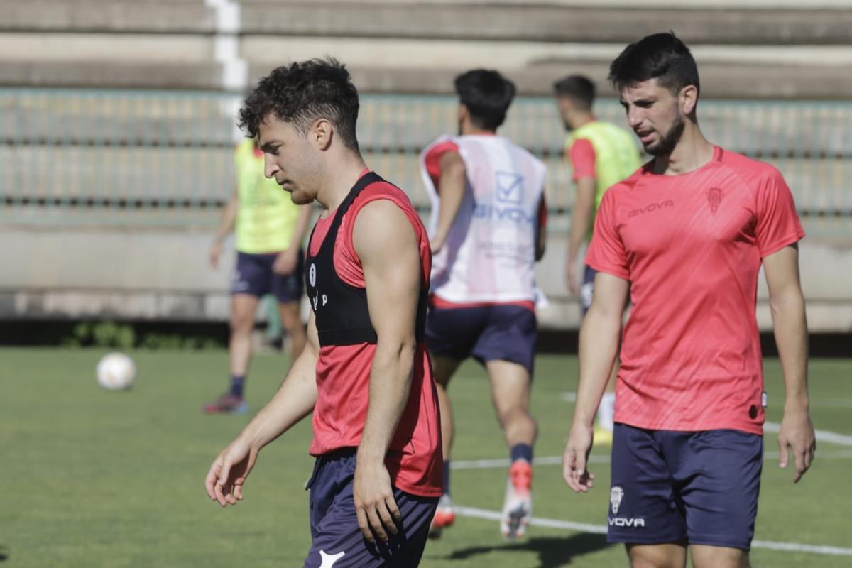 Armando Shashoua y Cristian Delgado en el entrenamiento del Córdoba CF en la Ciudad Deportiva, este miércoles.