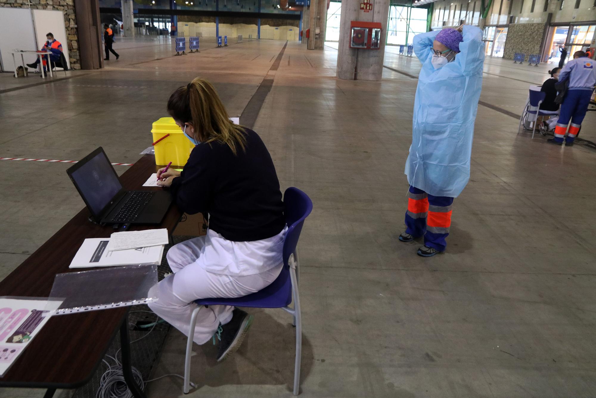 Vacunación masiva a profesores en el Palacio de Ferias y Congresos