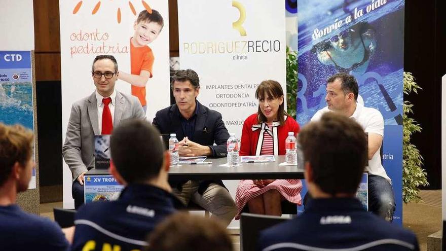 Por la izquierda, Oliver Rodríguez, Armando Pastur, Consuelo Recio y Javier Hurlé, ayer, en la presentación del Trofeo CTD-Clínica Rodríguez Recio.