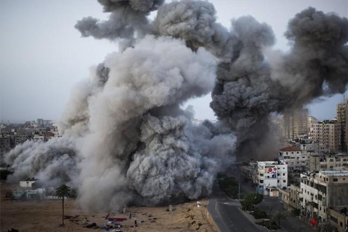 Fumera a la ciutat de Gaza després d’un atac aeri israelià. Primer premi de ’Reportatges Gràfics. Notícies d’Actualitat’.