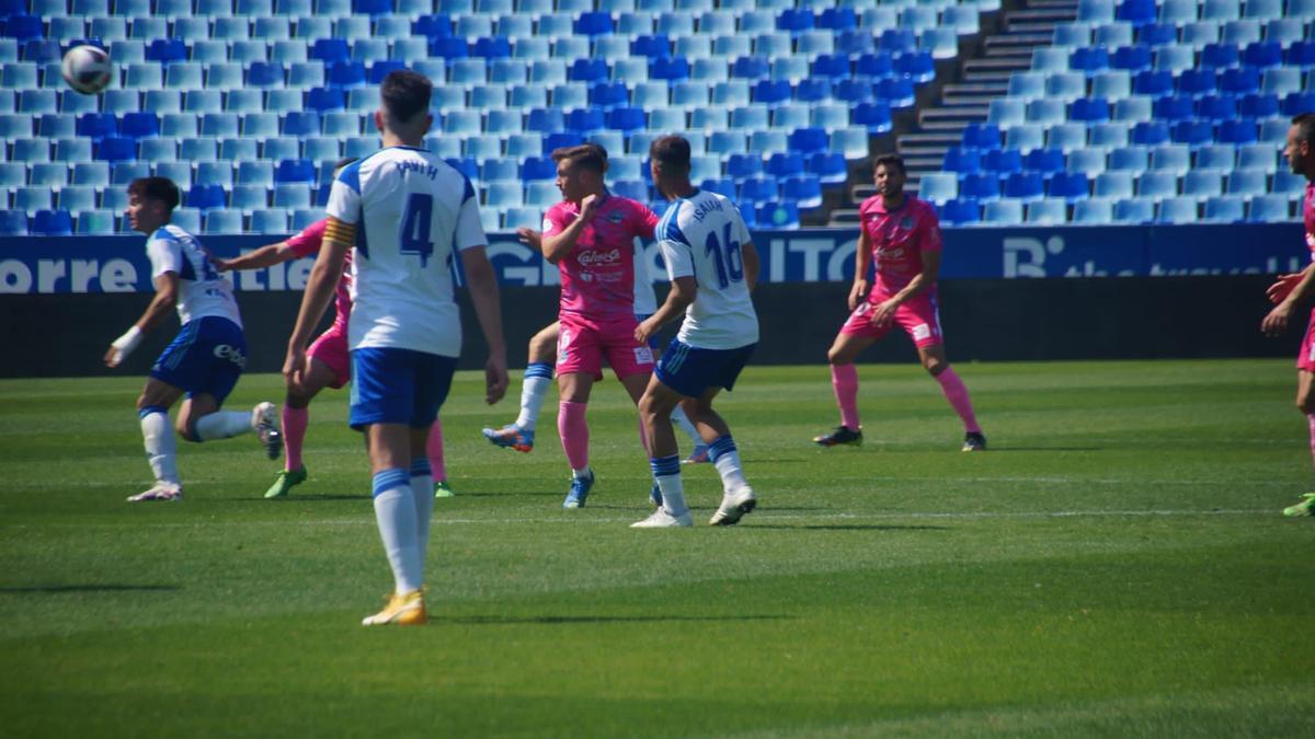 Una acción del encuentro disputado en La Romareda entre el Deportivo Aragón, filial del Zaragoza, y el Coria.