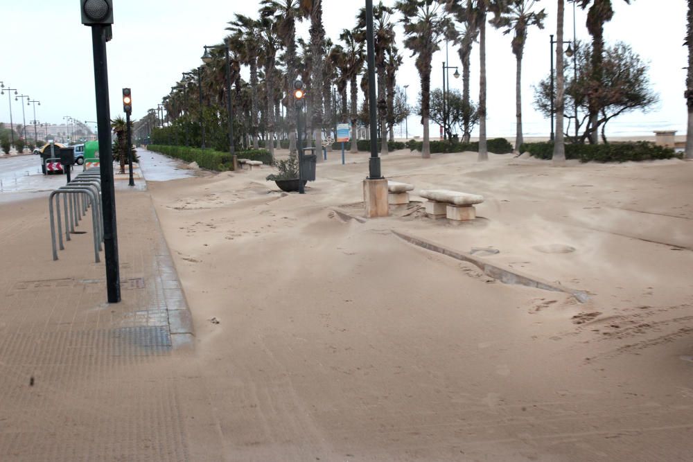 El temporal ''entierra'' en arena el paseo marítimo de València