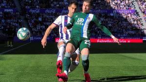 GRAF5299. VALLADOLID (ESPAÑA), 23/02/2020.- El centrocampista del RCD Espanyol Adrián Embarba (dcha) pelea por el balón con el defensa del Real Valladolid Javier Moyano, durante el partido correspondiente a la jornada 25 de LaLiga Santander que se disputa este domingo en el estadio José Zorrilla de Valladolid. EFE/R. García