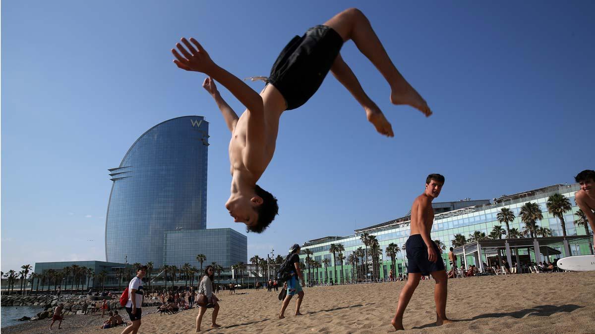 El Ayuntamiento de Barcelona prevé empezar la temporada de baños en las playas de la ciudad el próximo lunes 8 de junio con el aforo controlado con videosensores e informadores para que no haya aglomeraciones y sin recurrir a cuadricularlas para que las personas mantengan las distancias sanitarias por la Covid-19.