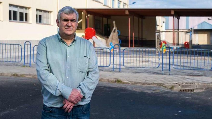 El director, Juan José Platas, ante el colegio Sofía Casanova.