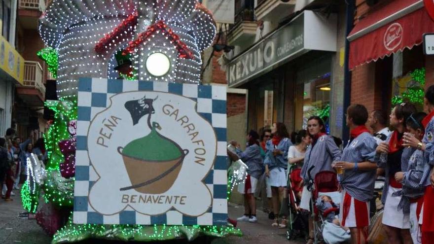 Una carroza montada por la peña Garrafón en una pasada edición de la Semana Grande .