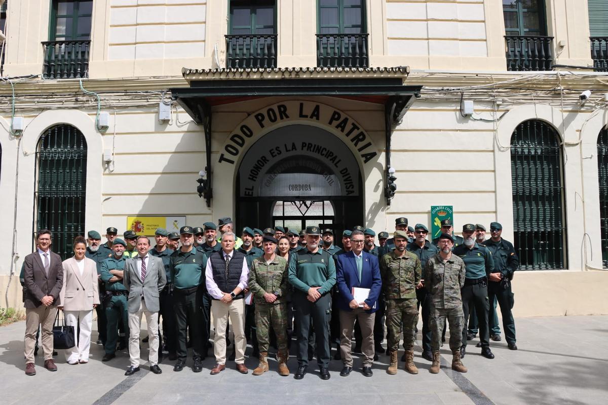 Responsables de la organización de la Microcredencial junto a agentes de la Guardia Civil, en la Comandancia de la Benemérita, en Córdoba.