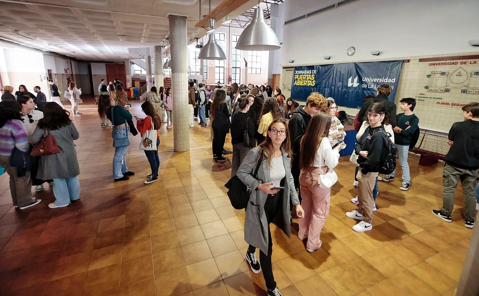 Decenas de alumnos en el Aulario General del Campus Guajara