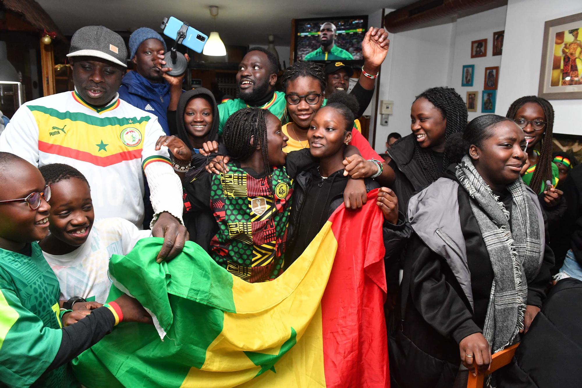 Senegaleses en A Coruña se reúnen en el Agra para ver el partido Senegal-Inglaterra en el Mundial de Qatar