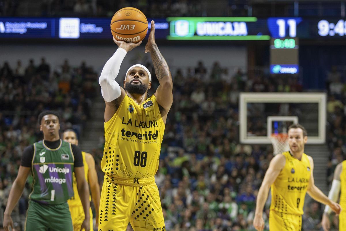 Patty Mills lanza un tiro libre en el partido del sánbado contra el Unicaja.