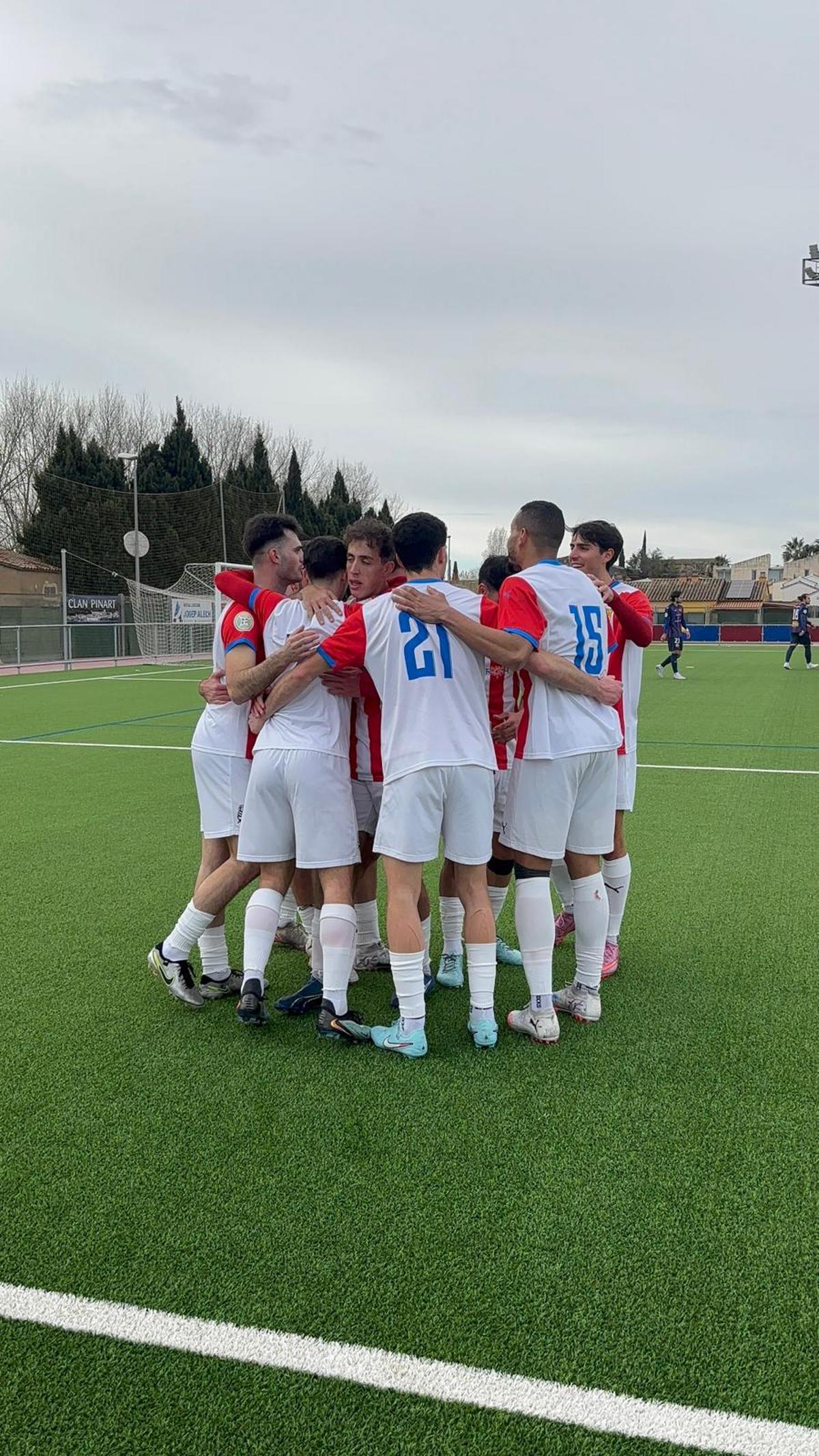 Els jugadors manresans celebren un dels gols de la victòria