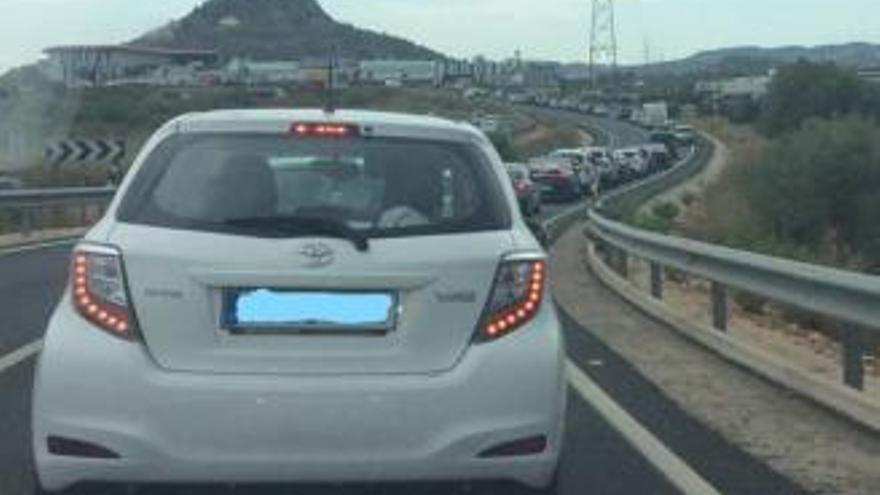 Colas en el acceso al centro comercial