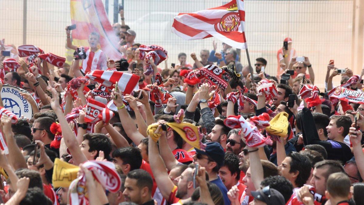 La afición del Girona responde a su llegada contra el Sevilla