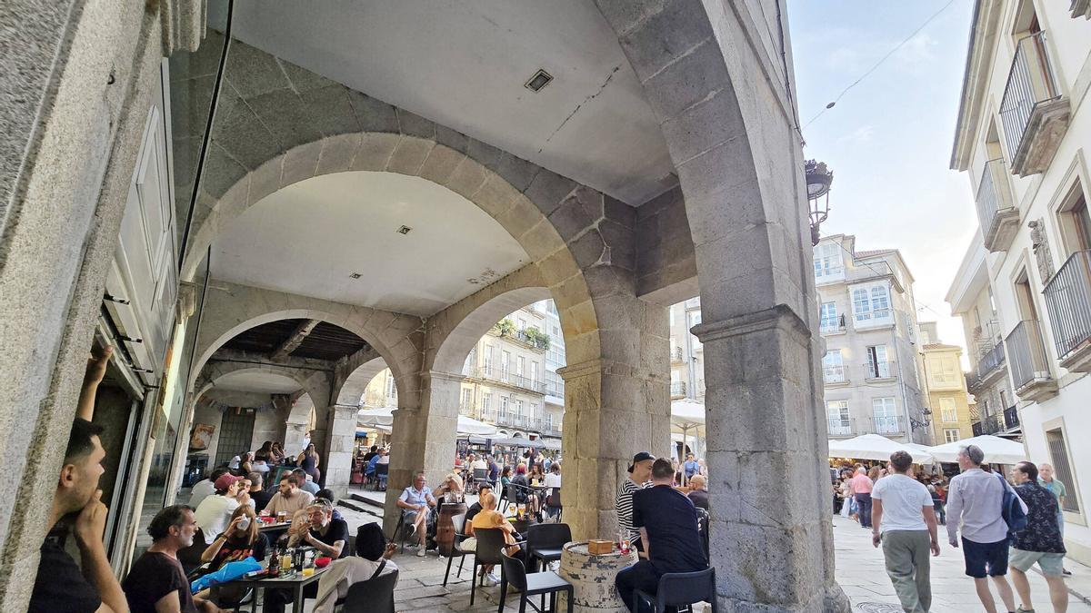 Clientes tomando algo en las terrazas de Praza da Constitución.