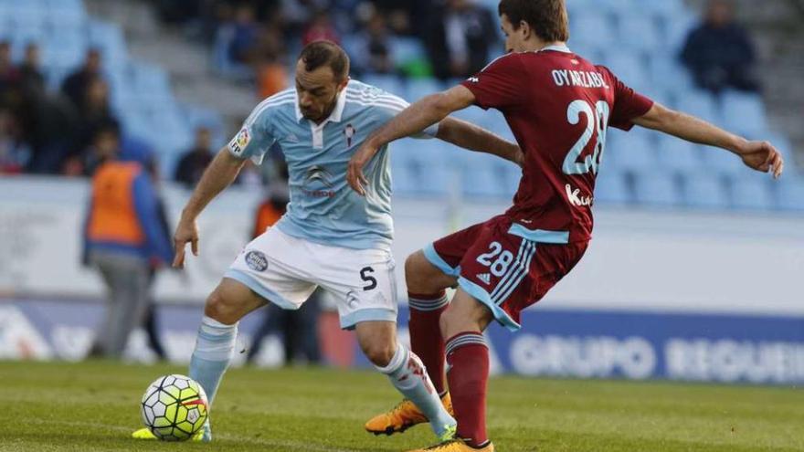 Marcelo Díaz intentar regatear a Oyarzabal, de la Real Sociedad, durante la reciente visita del equipo vasco a Balaídos. // Ricardo Grobas