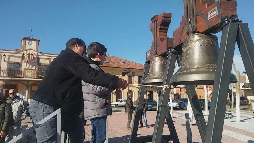 Clase práctica de toque de campana en la Plaza Mayor con el campanario portátil de la asociación.
