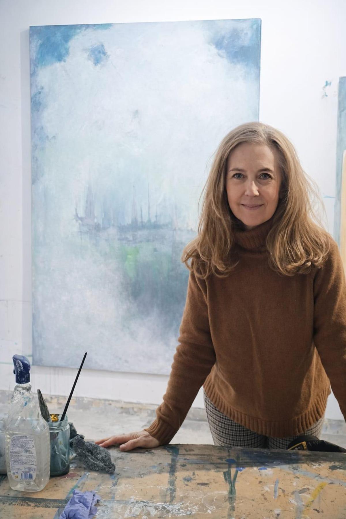 Paz Banciella, ante uno de sus cuadros.